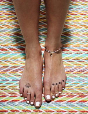 édito du magazine Elle sur le thème des jolis pieds pour l'été avec le mannequin détail Romy Eisemberg