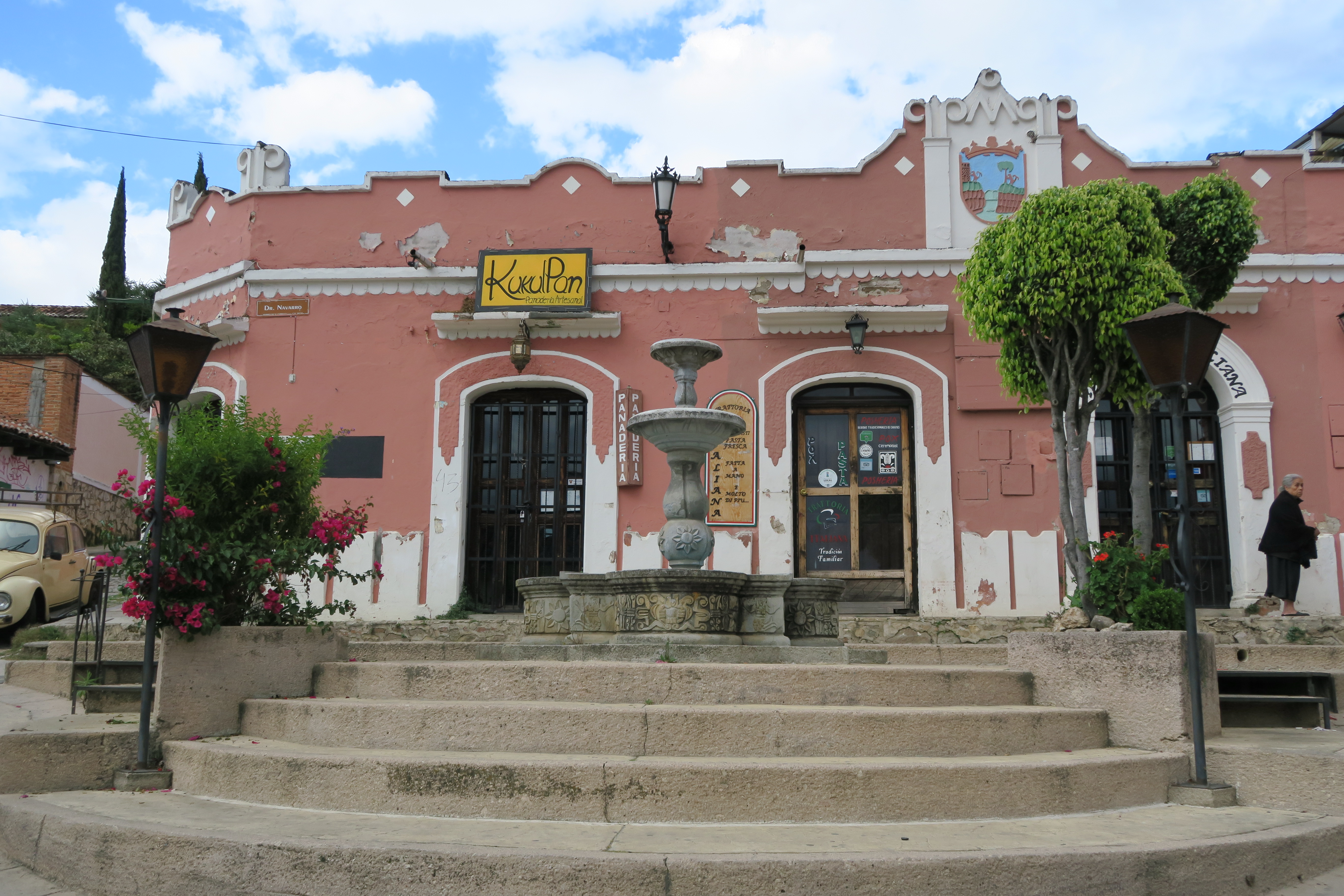 Jolie place avec une fontaine devant le restaurant Kaa Pan à San Cristobal