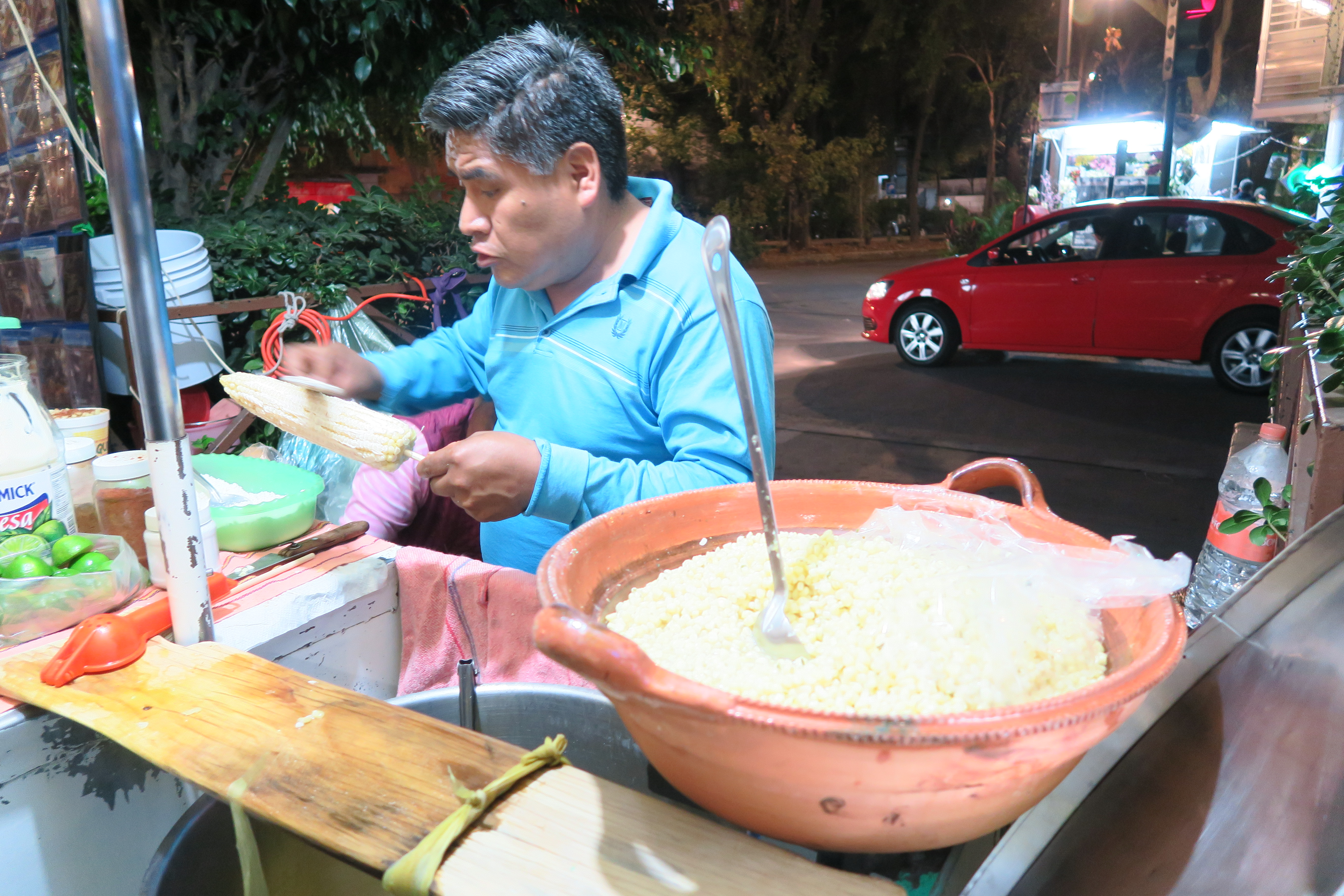 Vendeur de maïs dans les rues de Mexico city