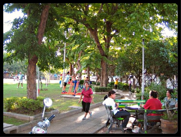Parc en plein centre ville de Lopburi, où les Thaïlandais se promènent et font du sport