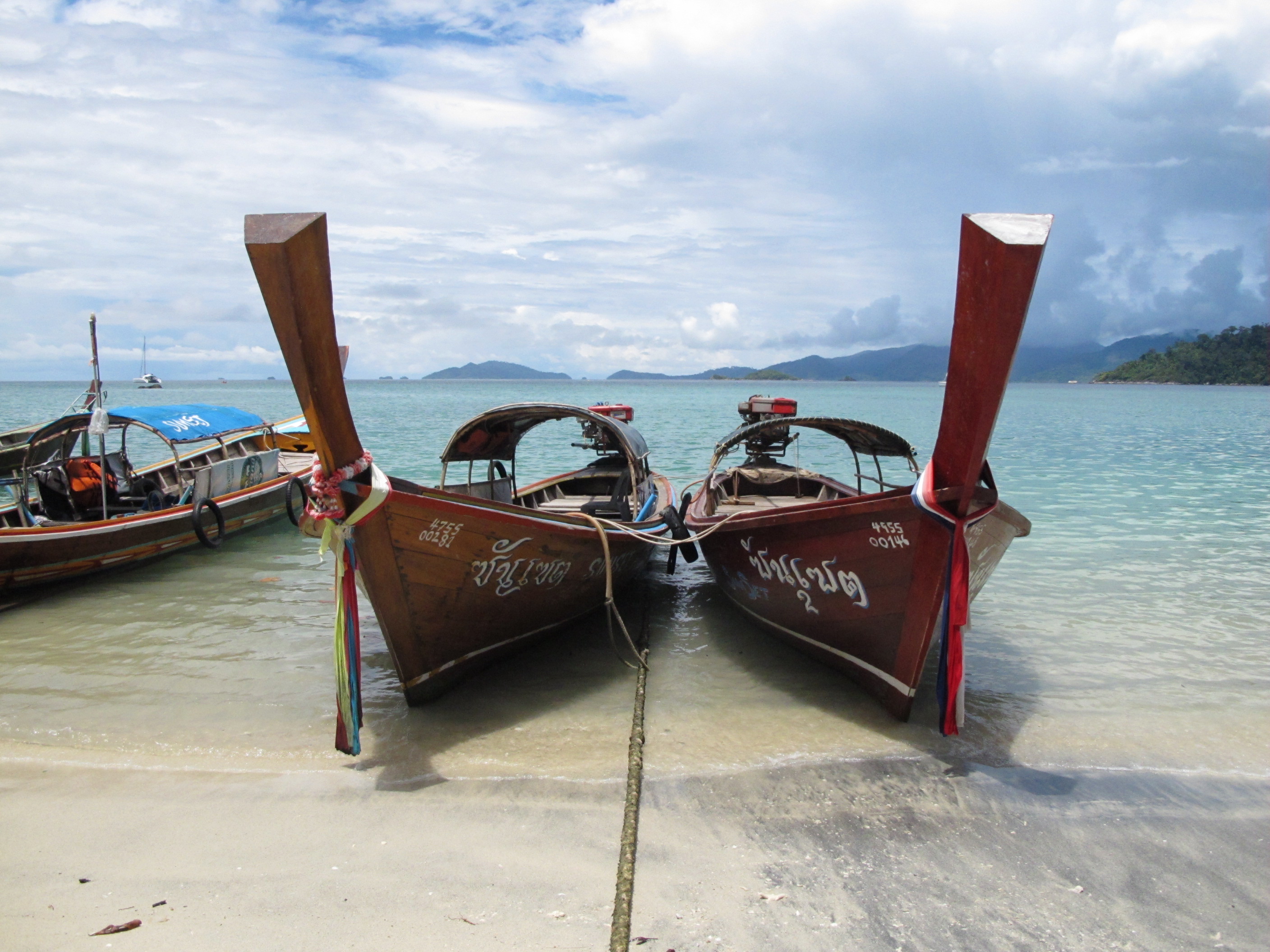 bateaux de pêcheurs amarrés sur la plage de koh lipe