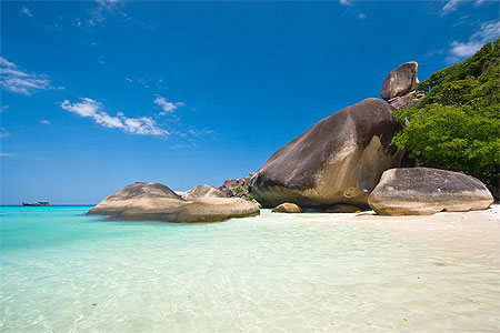 photo d'une plage cristalline des îles Similan au large de Phuket