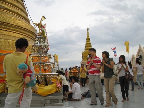 Moment de prière au sein de la Golden mountain à Bangkok