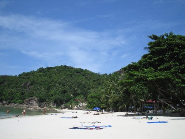 crystal bay koh samui, plage privée avec l'eau cristalline et le sable blanc, elle se situe entre lamai et chaweung