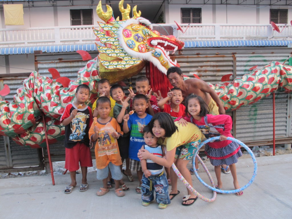 Groupe d'enfants dans les rues de Bangkok en Thaïlande