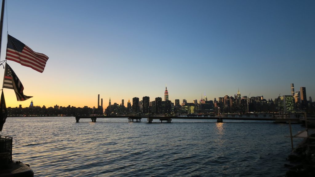 vue sur les grattes-ciel de New York depuis le brooklyn barge
