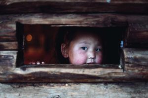 portrait d'une enfant en Mongolie, les joues avec de la rosace dû au froid