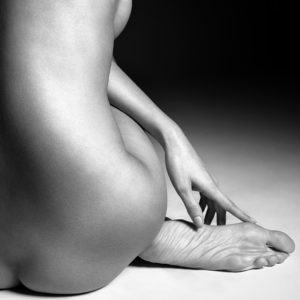 des jolis pieds en noir et blanc photographié par philippe kerlo avec la mannequin détails Romy Eisemberg