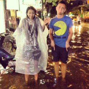 Romy et Roman au Vietnam, à Nha Trang, après la pluie, l'eau jusqu'aux genoux.