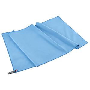 Sac du voyageur : serviette en microfibre bleue, beaucoup plus légère qu'une serviette en coton. C'est donc la serviette idéale pour voyager.