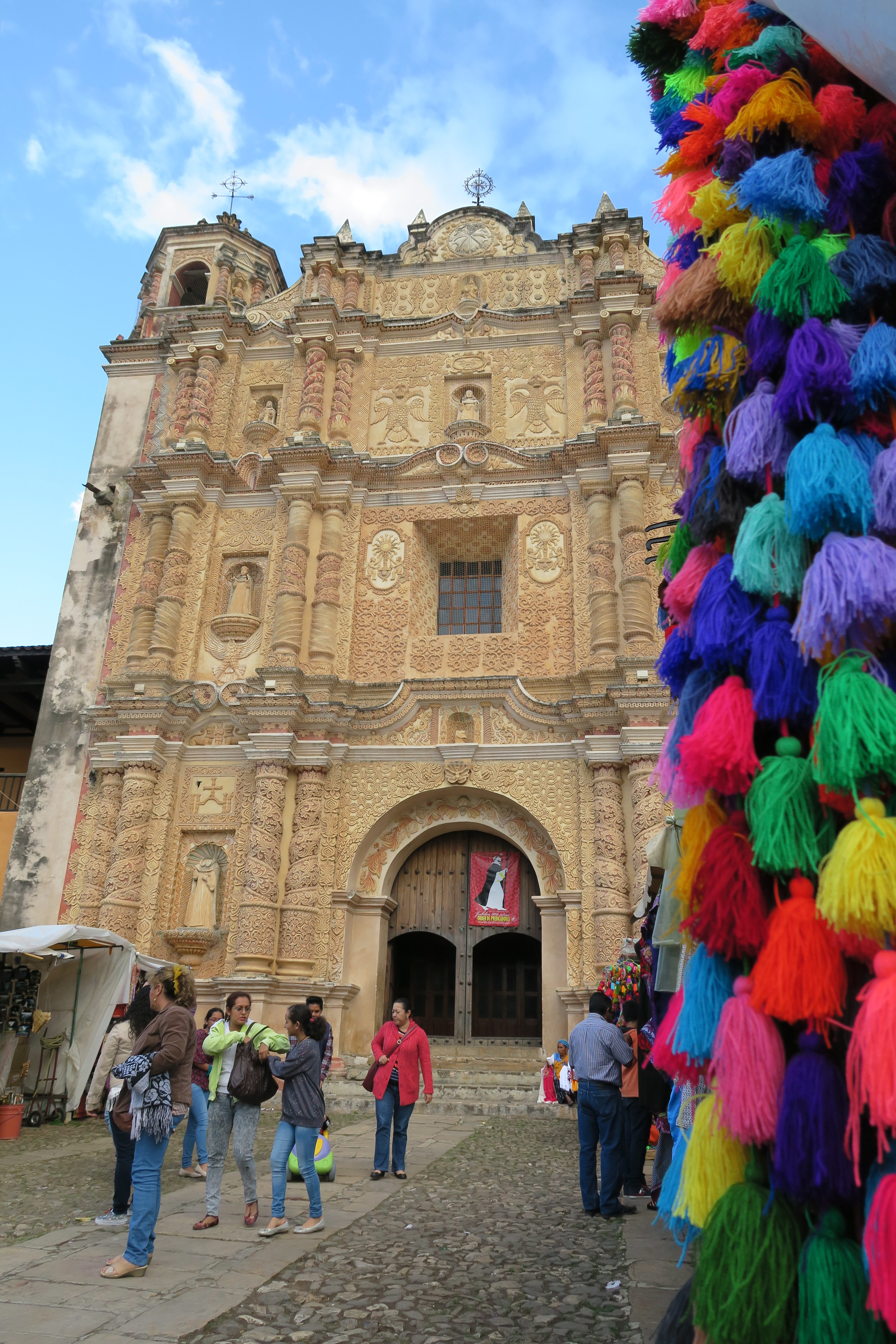 Entrée d'une église au style baroque de San Cristobal dans l'état de las Chiapas au Mexique