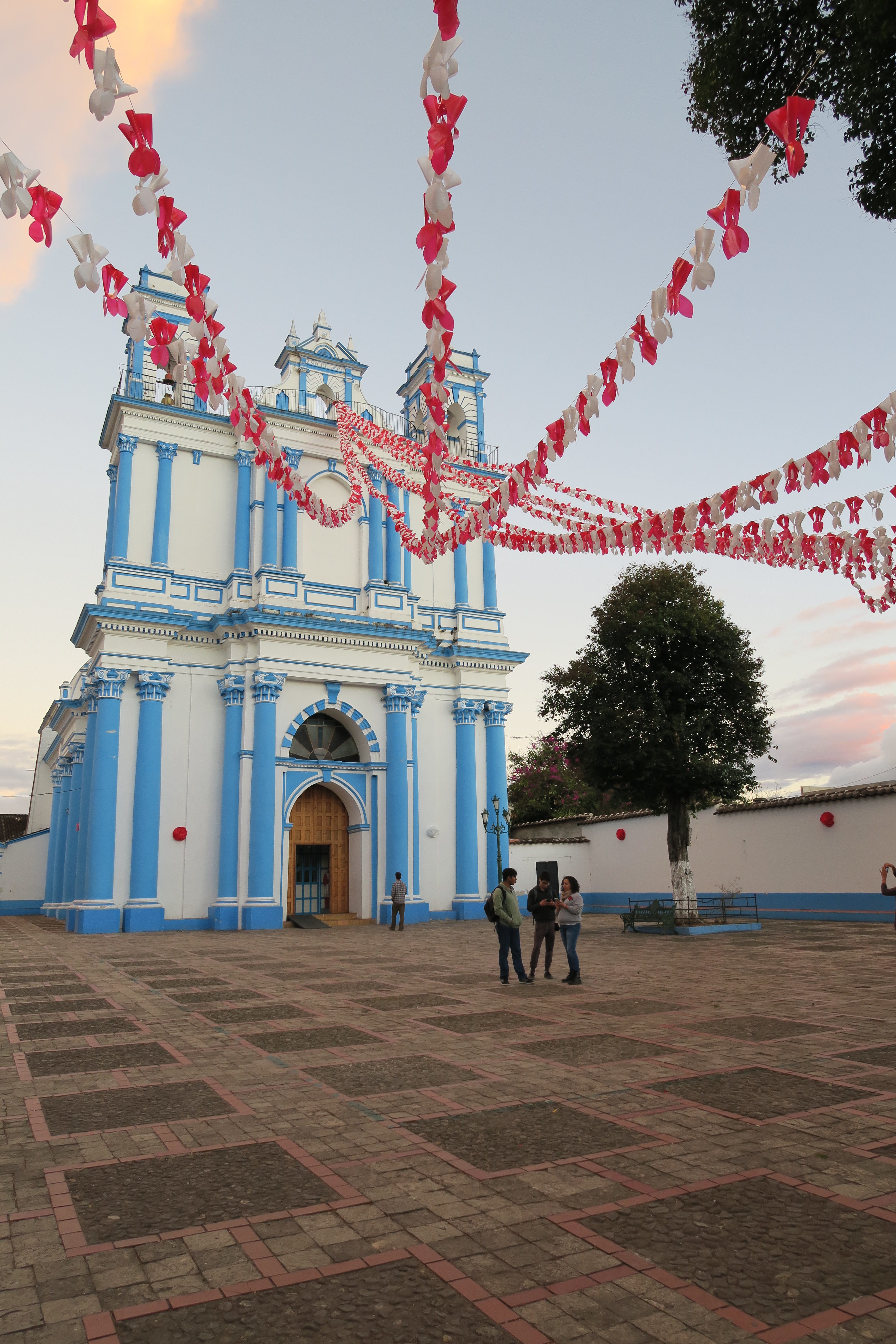 église aux murs bleus et blancs dans la ville de San Cristobal, las Chiapas, Mexique