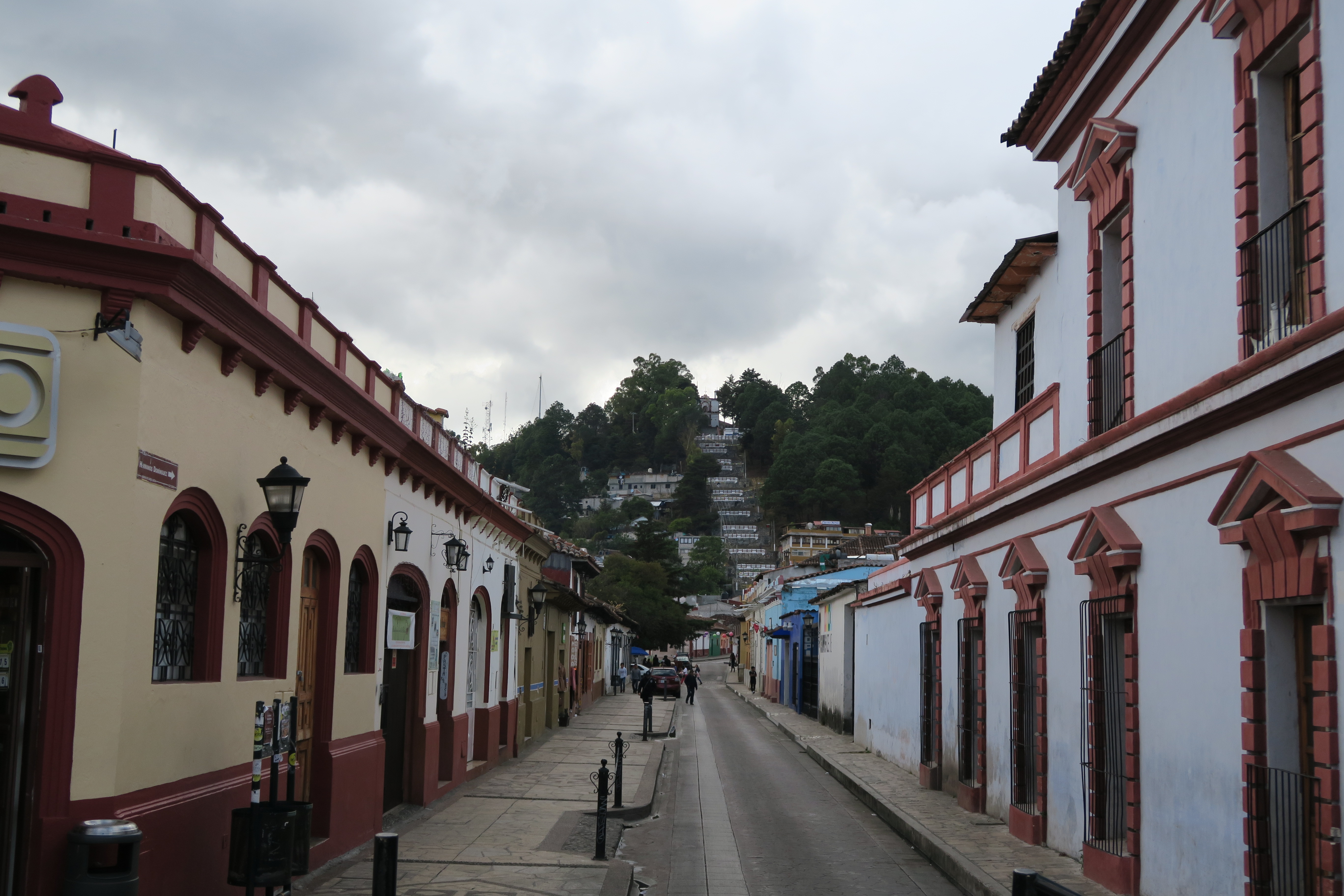 Rues colorées et vallonnées de la ville de San Cristobal dans l'état de las Chiapas au Mexique