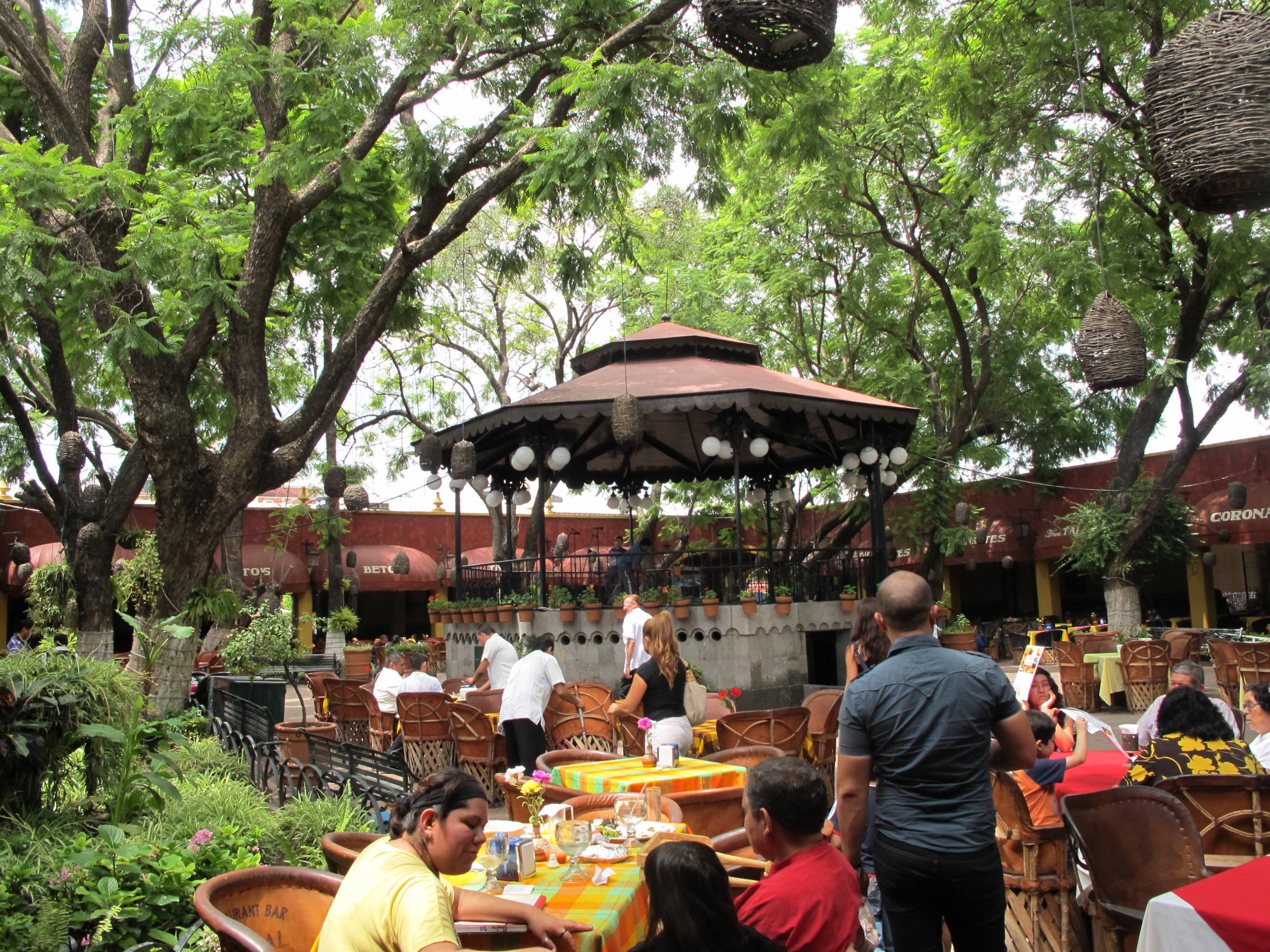 Déjeuner en terrasse dans un restaurant de Tonala, avec des mariachis
