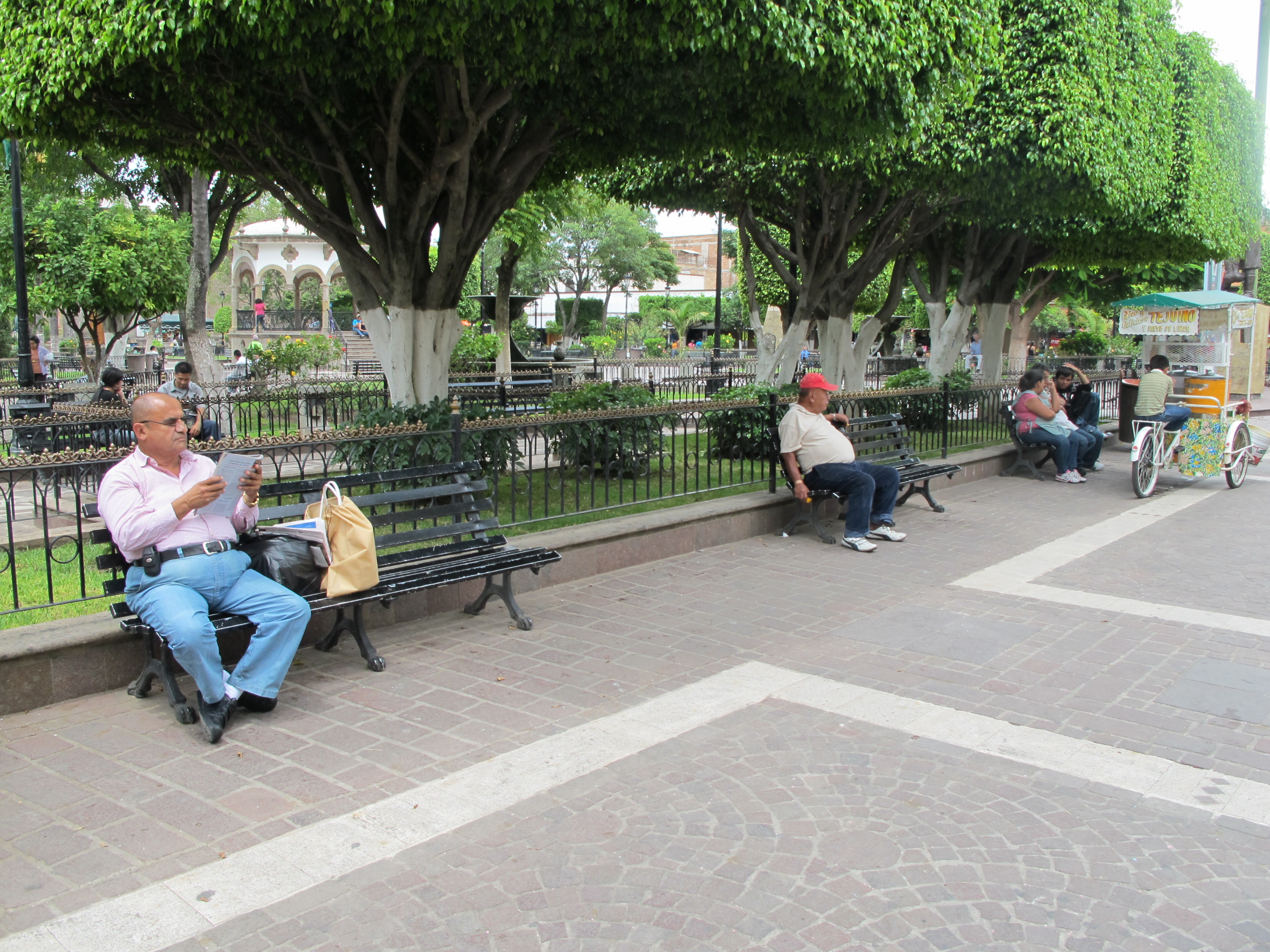 Des habitants prennent le temps de se balader dans le parc de Tlaquepaque à Guadalajara