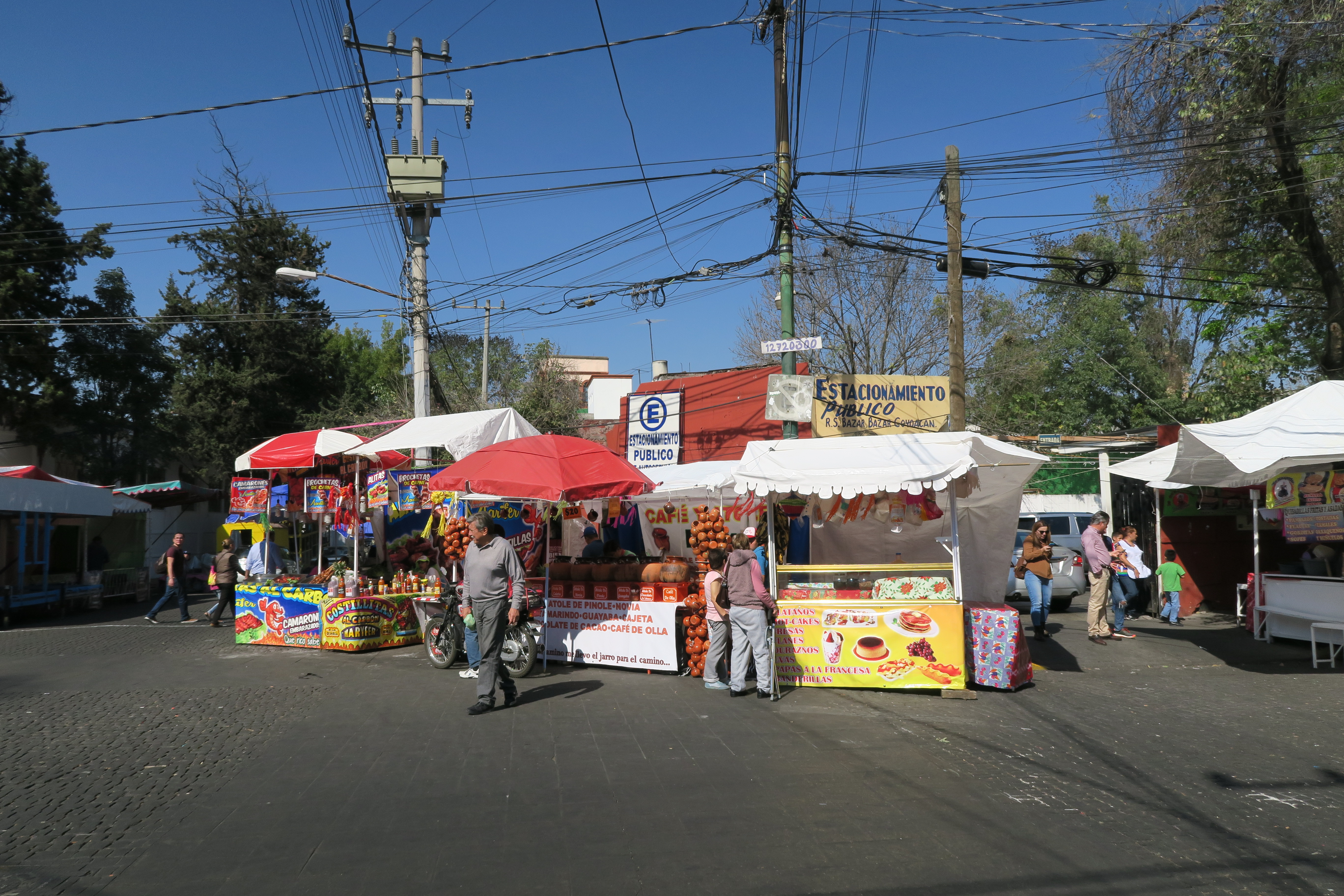 Balades entre les stands marchands de la ville, qui vendent de la streetfood, Mexico