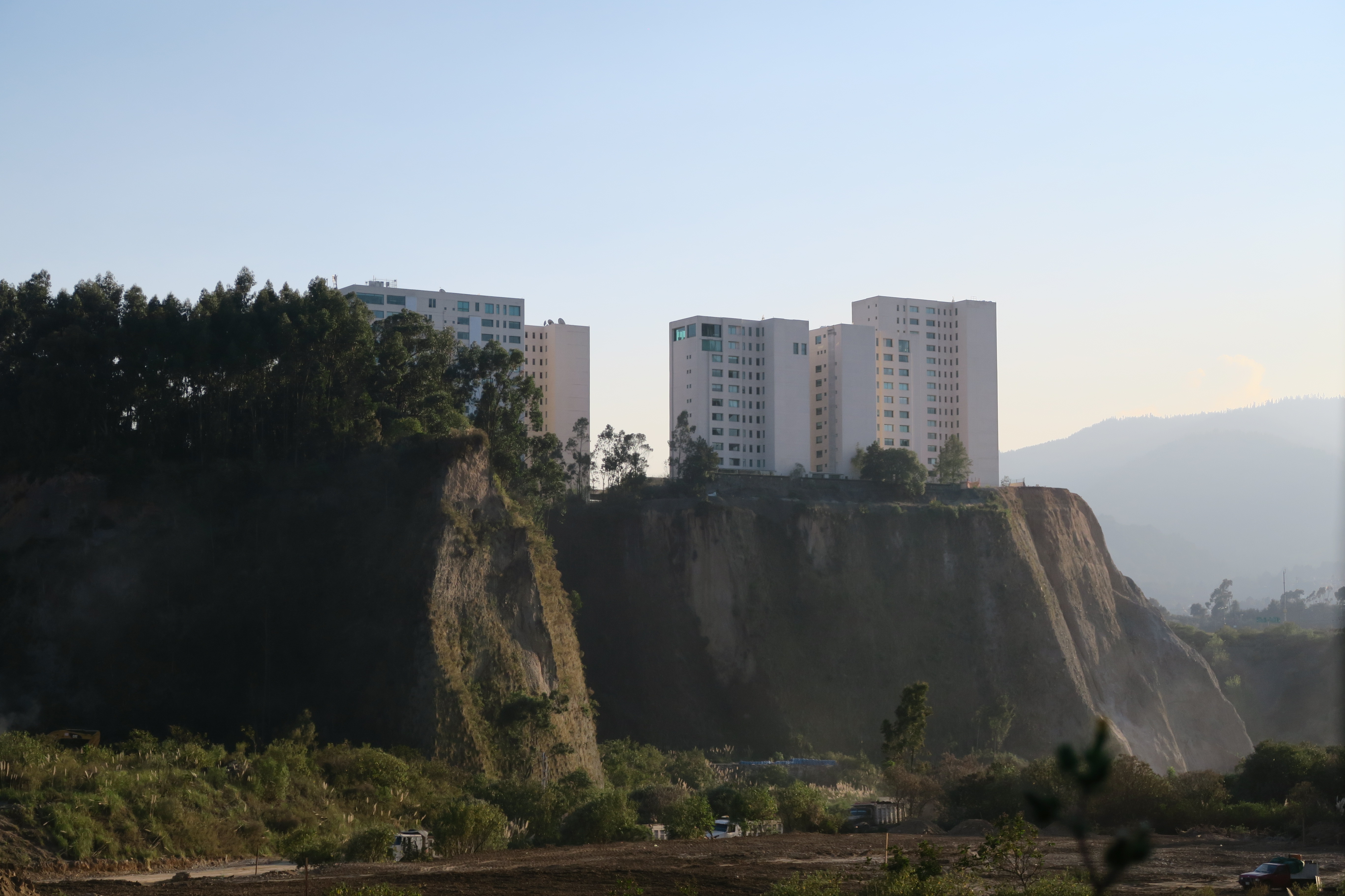 Vue sur des buildings construits en haut des falaises de Mexico City