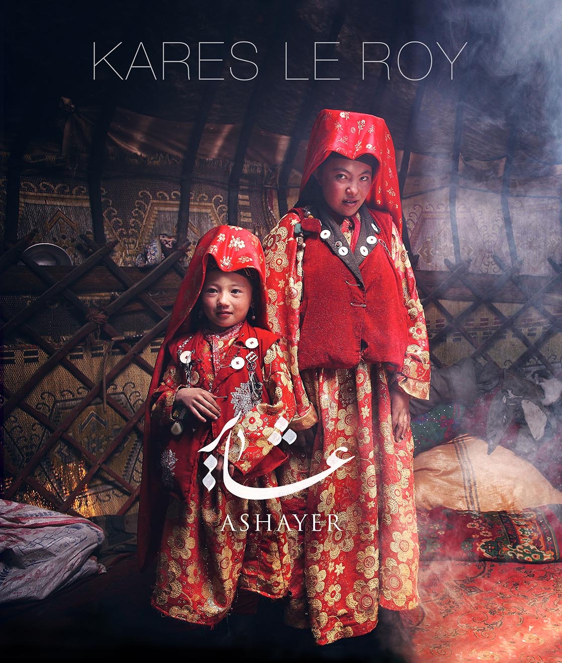Couverture du livre Ashayer de Kares Le Roy, deux filles de la tribu des Kirghizes dans leur yourte, en tenue traditionnelle
