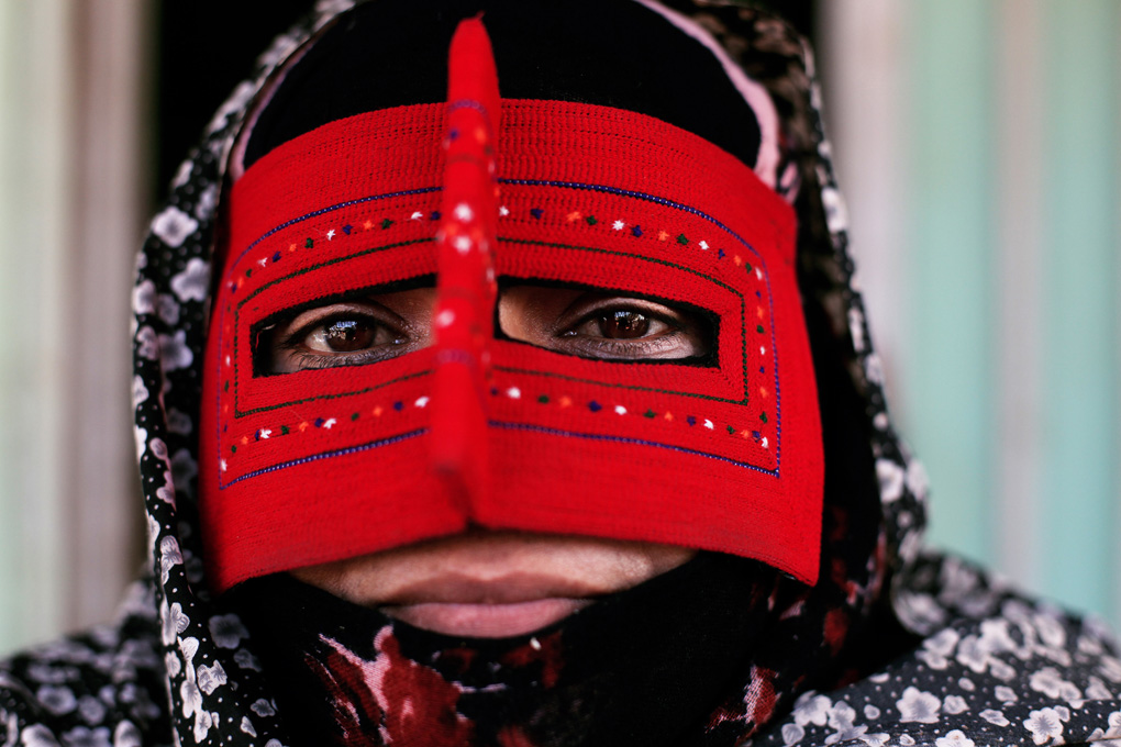 Portrait d'une femme qui porte un masque ethnique du sud de l'Iran, Minab, Bandari Burqa, extrait du livre 56000 kilomètres de Kares Leroy