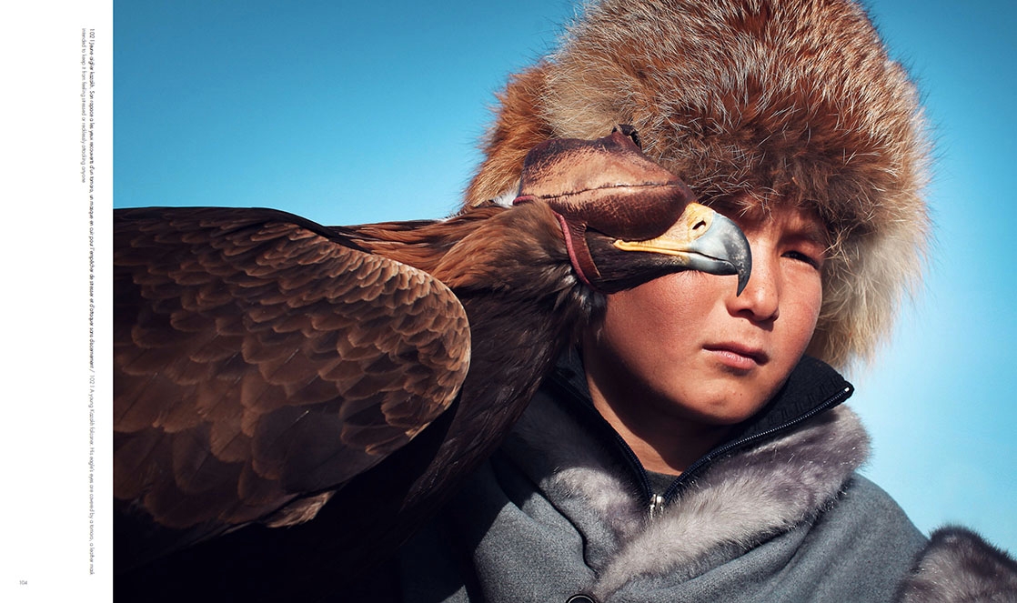Portrait d'un jeune aiglier kazakh qui pose avec son aigle, qui a les yeux recouverts d'un tomoro, photo extraite du livre Ashayer, Nomades