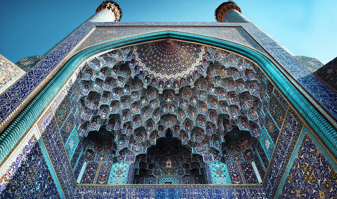 Façade de la mosquée du Chah à Ispahan en Iran, extrait du livre Ashayer, Nomades