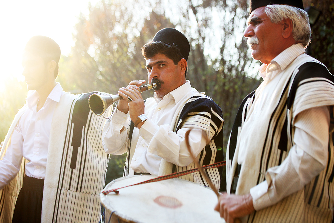 3 hommes de la tribu Bakhtiaris jouent de la musique pour les fêtes et mariages, vêtus de la traditionnelle Chugha, Iran, photo du livre Ashayer de Kares Leroy