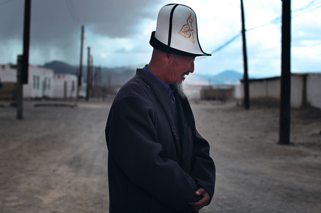Portrait d'un homme dans un village du Tadjikistan, extrait du livre Ashayer de Kares Leroy
