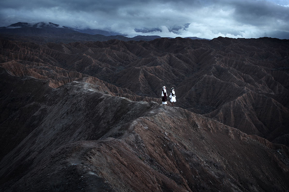 2 femmes au sommet d'une montagne au Kirghizistan, extrait du livre Ashayer sur les nomades de Kares Leroy