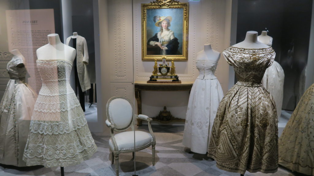parcours par époque au sein de l'exposition Dior au musée de arts décoratifs