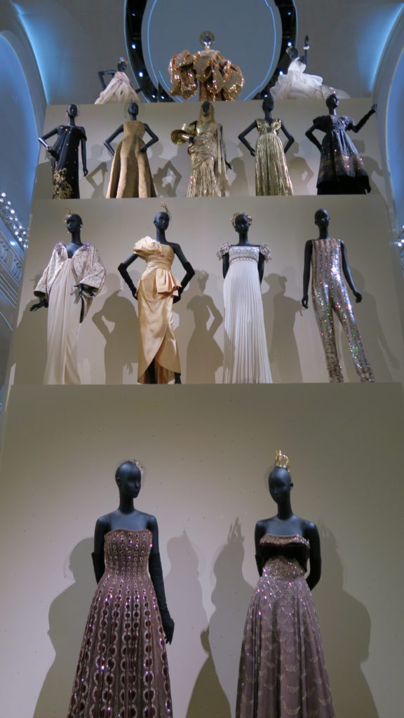 Galerie des robes Dior dans les tons dorés et blancs