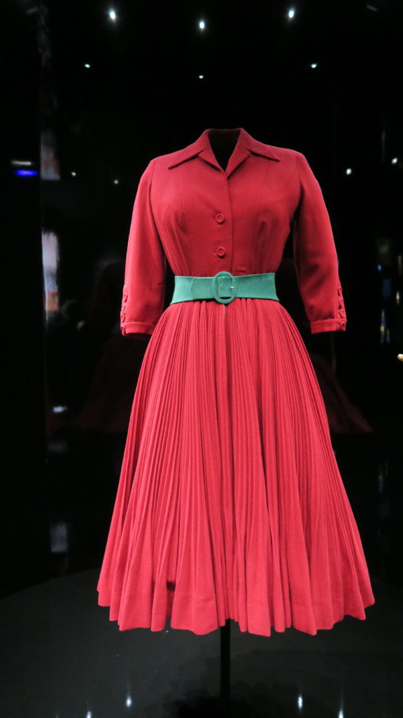Robe rouge Dior avec une ceinture verte