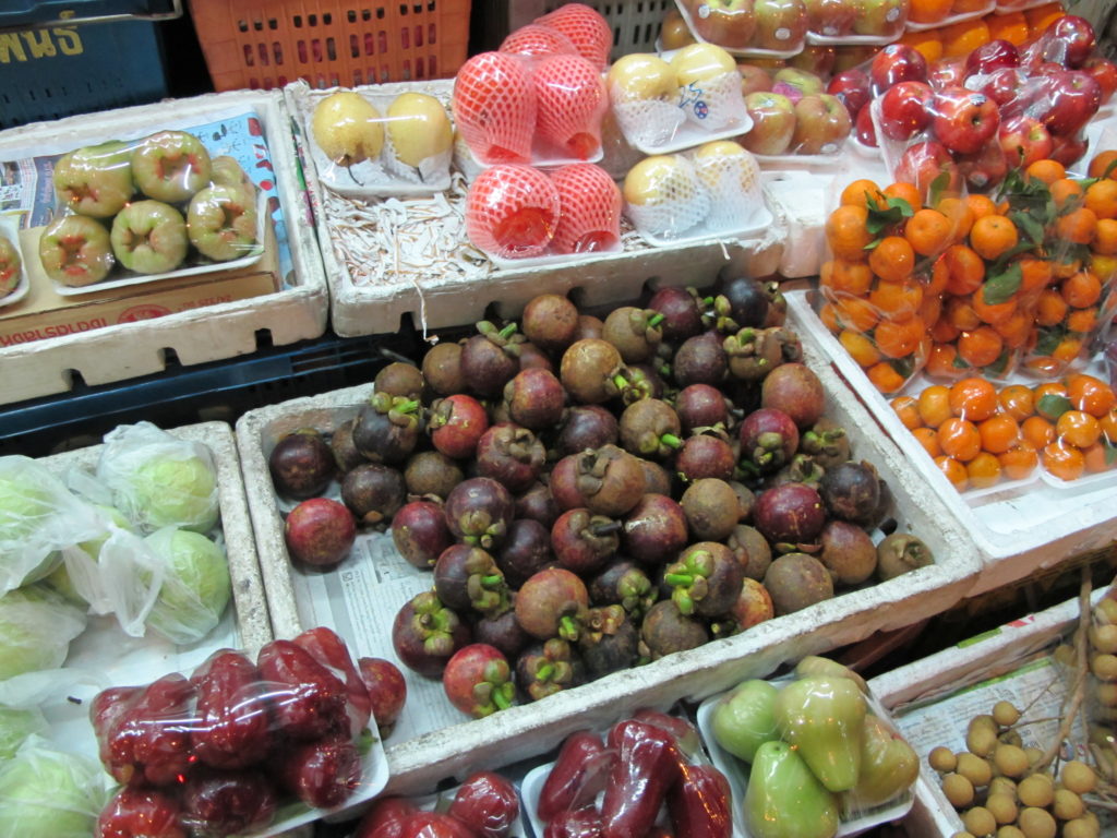 étale de fruits locaux, comme la mangoustan et les longanes