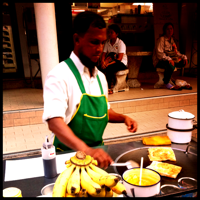 banana rotee, spécialité indienne servie dans les rues en Thaïlande, semblable à une crêpe