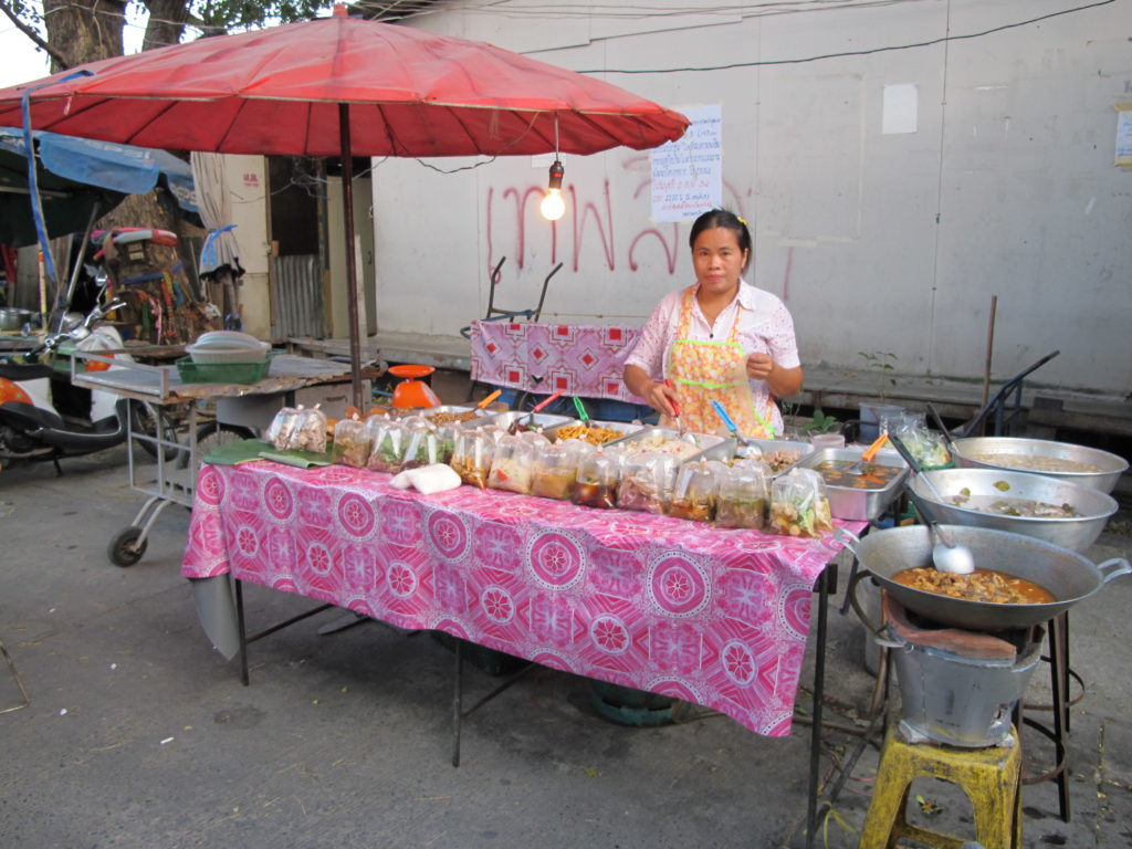 street food dans les rues de Bangkok, Thaïlande, qui vend de la cuisine thaïlandaise