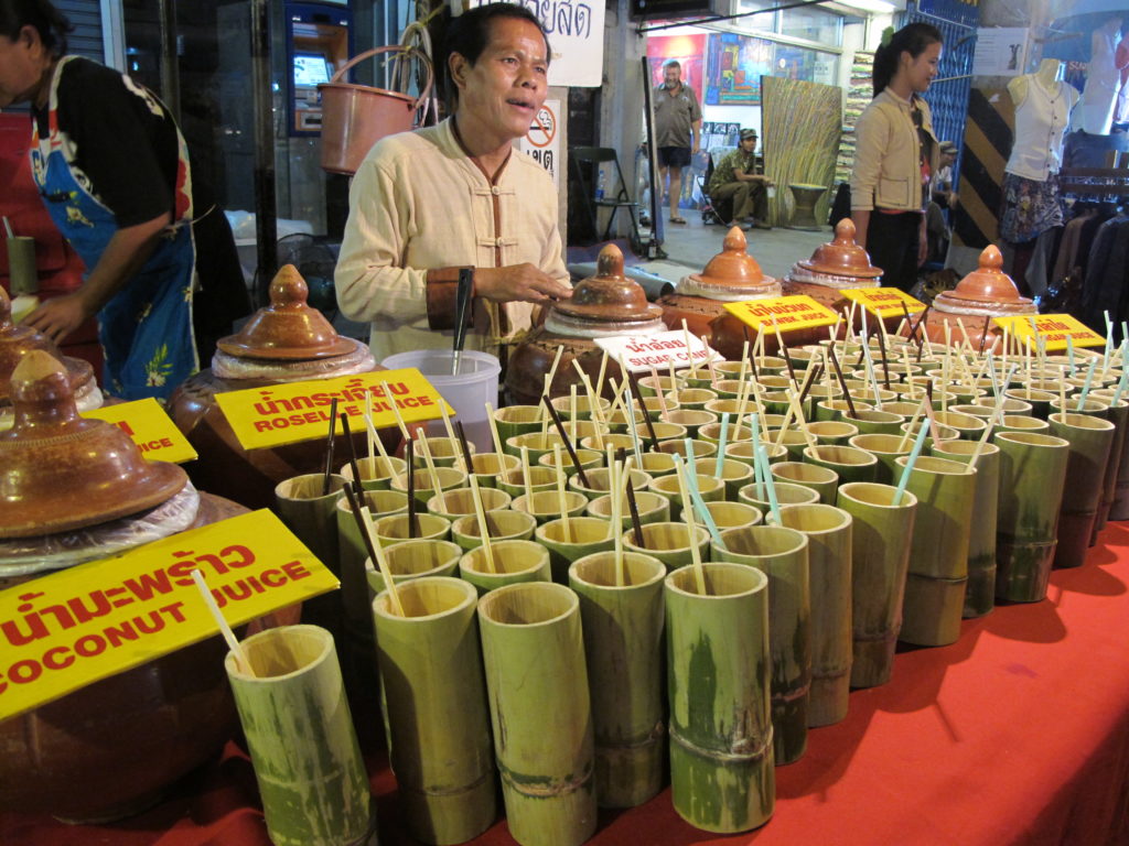 jus naturel de coco servi dans un verre en bambou pendant le week-end market à chiang mai, en Thaïlande
