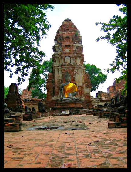 représentation de bouddha, couvert d'une écharpe orange, dans un temple d'Ayutthaya