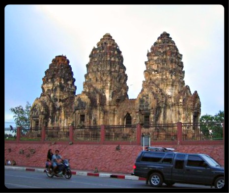 Temple Phra Prang Sam Yod en plein centre de la vieille ville de lopburi, envahi par les macaques