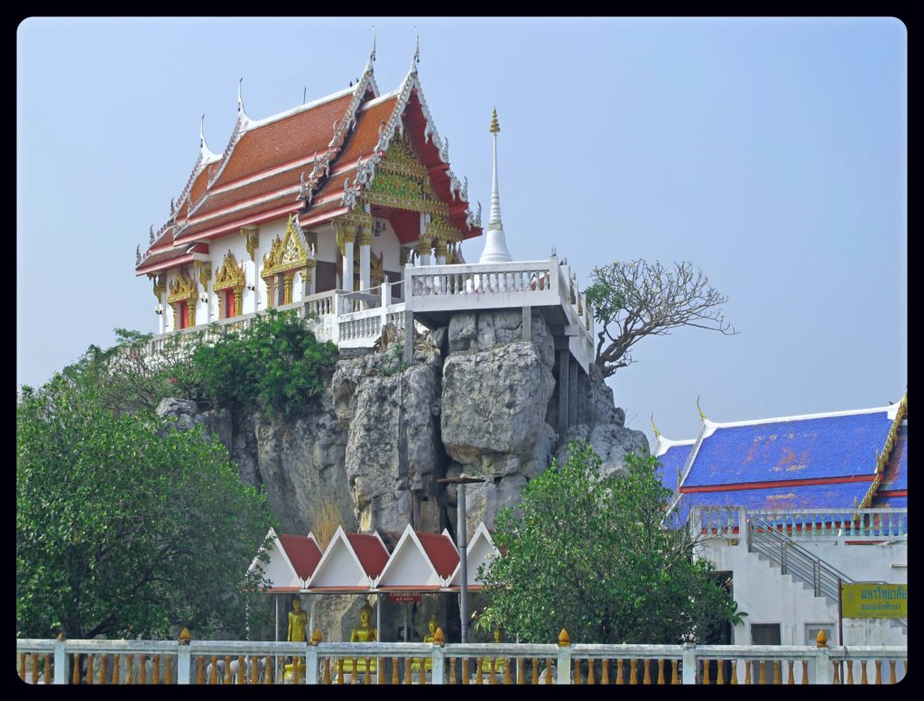 Temple bouddhiste établi sur les hauteurs d'une colline en Thaïlande