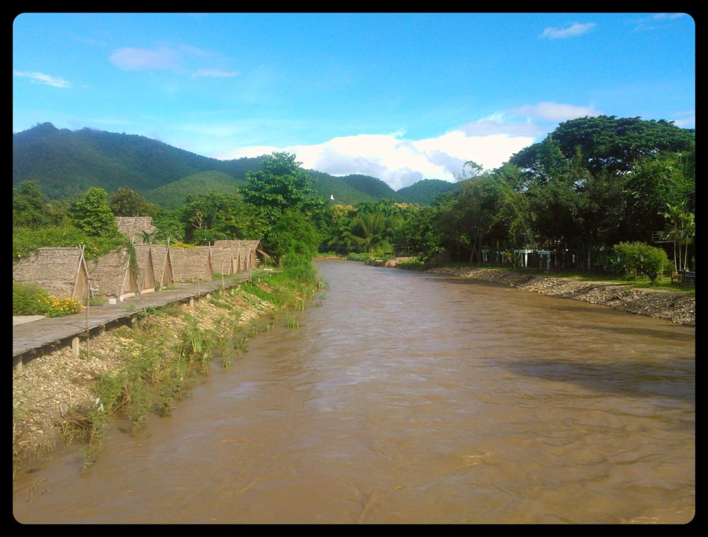 photo de la rivière qui traverse le village de Pai en Thaïlande