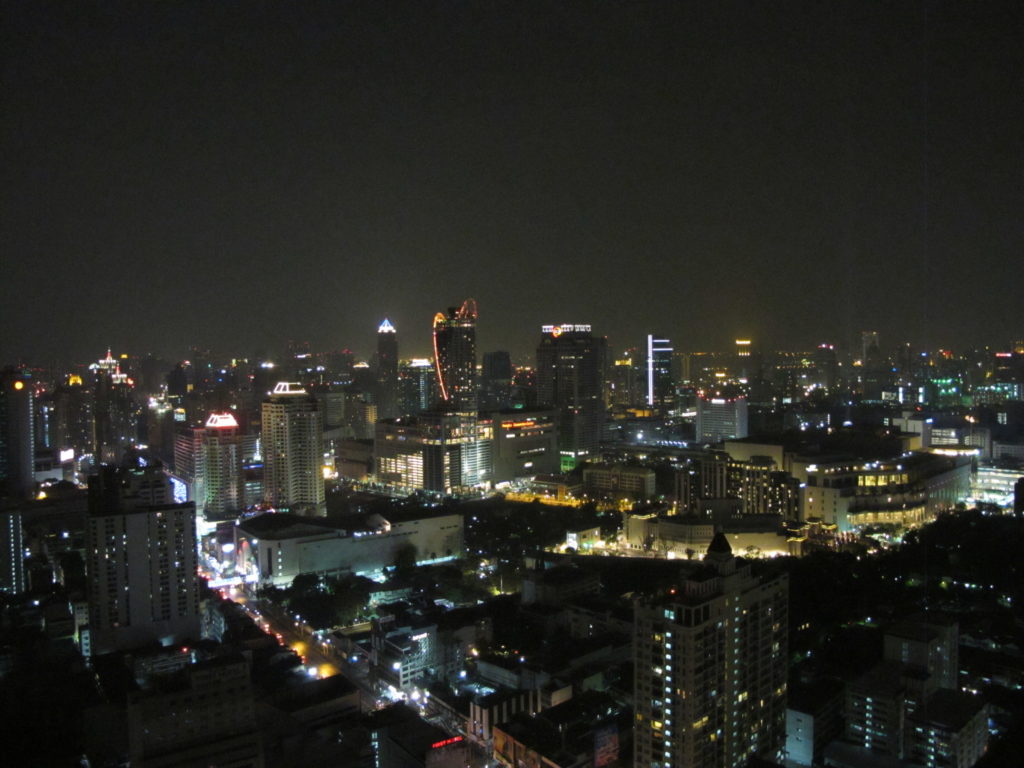 Vue de nuit sur la ville de Bangkok depuis un gratte-ciel