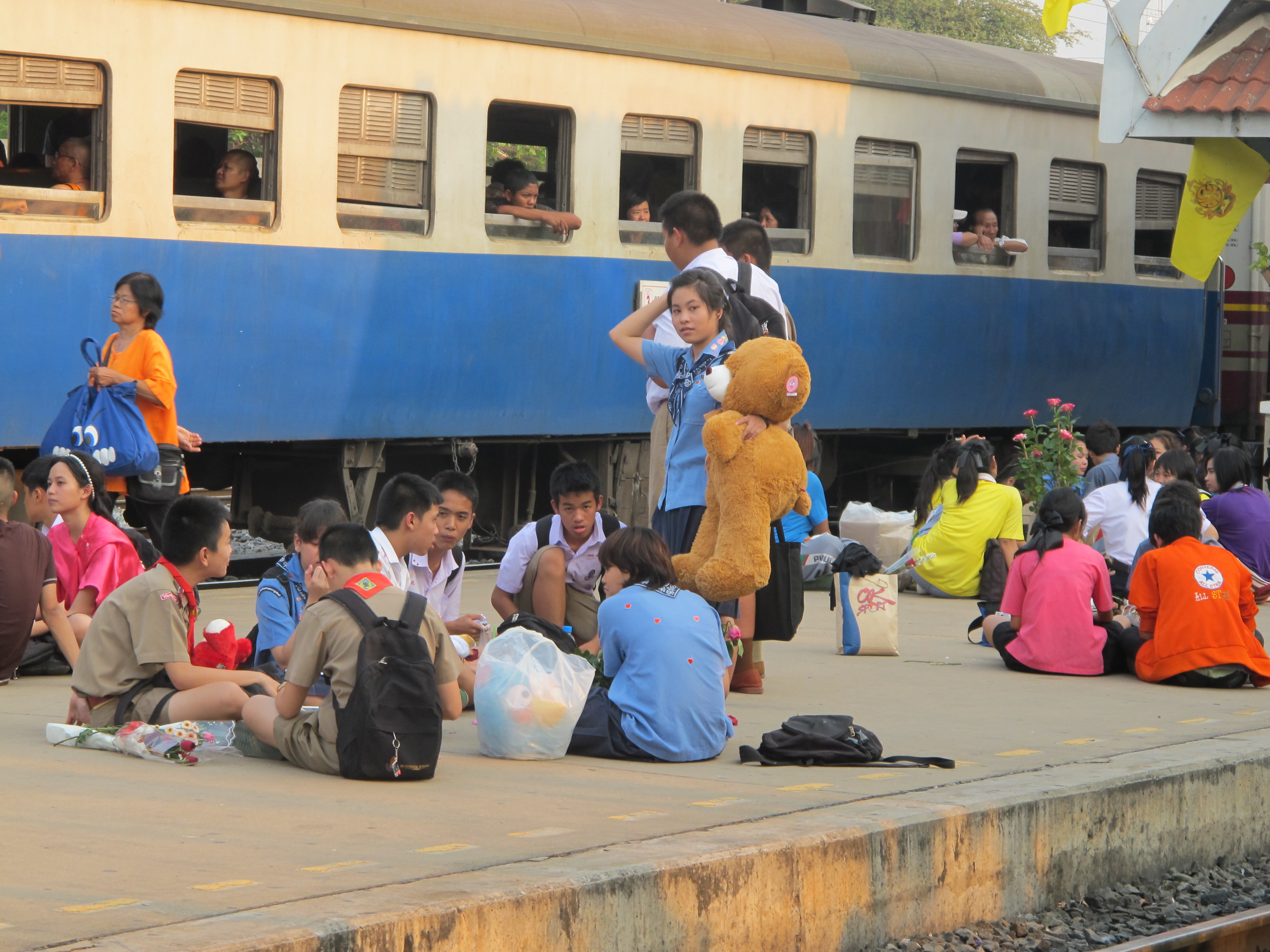 photo des étudiants qui sortent de l'école le jour de la Saint Valentin, à Lopburi en Thaïlande