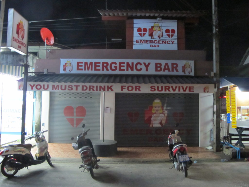 Emergency Bar, pub dans les rues de lamai street, You must drink for survive