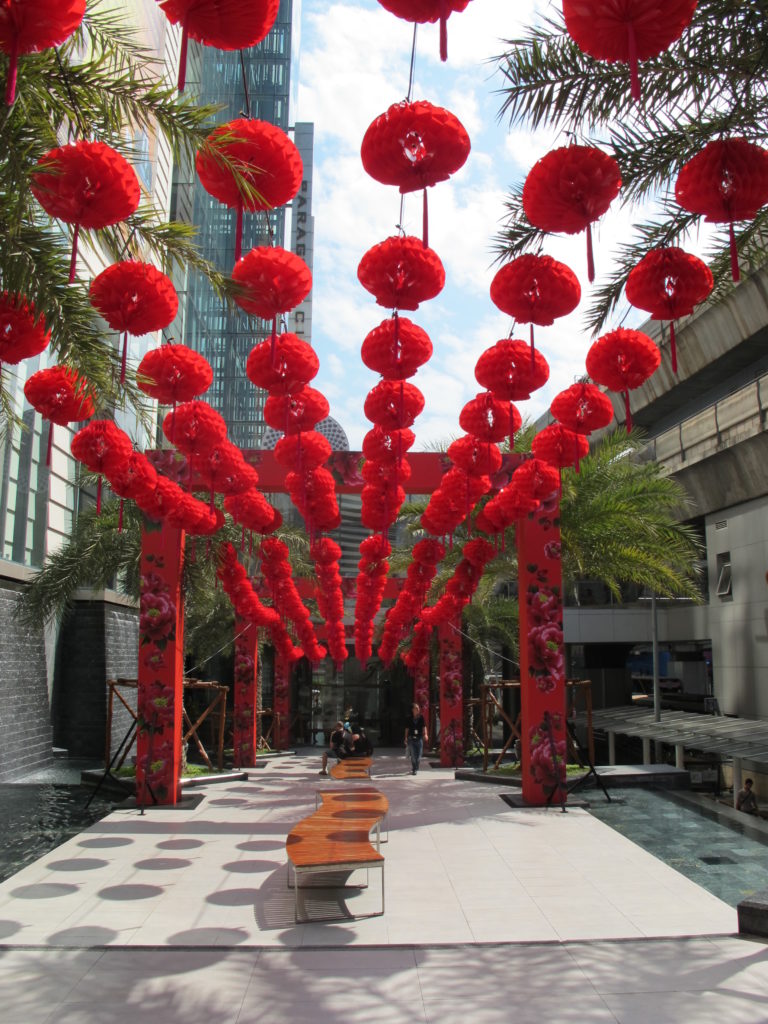 allée d'arrivée à l'entrée du Siam Paragon à Bangkok avec une décoration de lanternes rouges à l'occasion du nouvel an chinois.