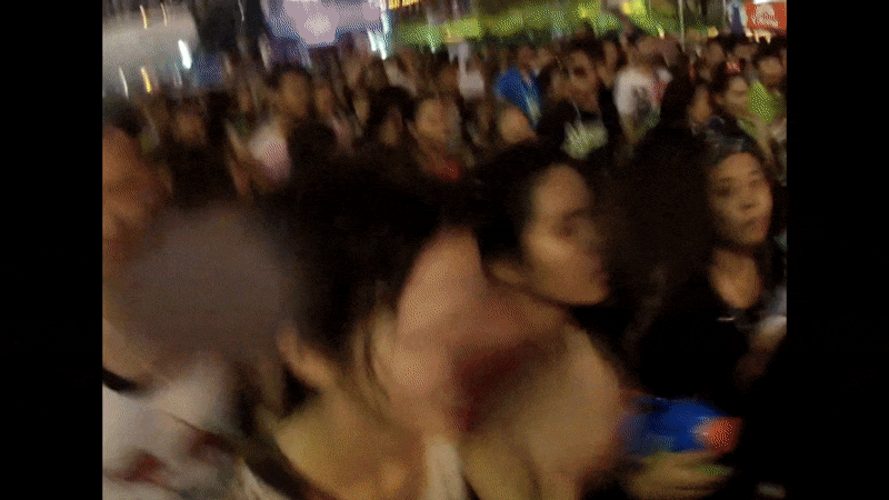A l'occasion de Songkran, romy et crystelle qui dansent avec la foule pendant un concert donné dans le quartier de Sukhumvit.
