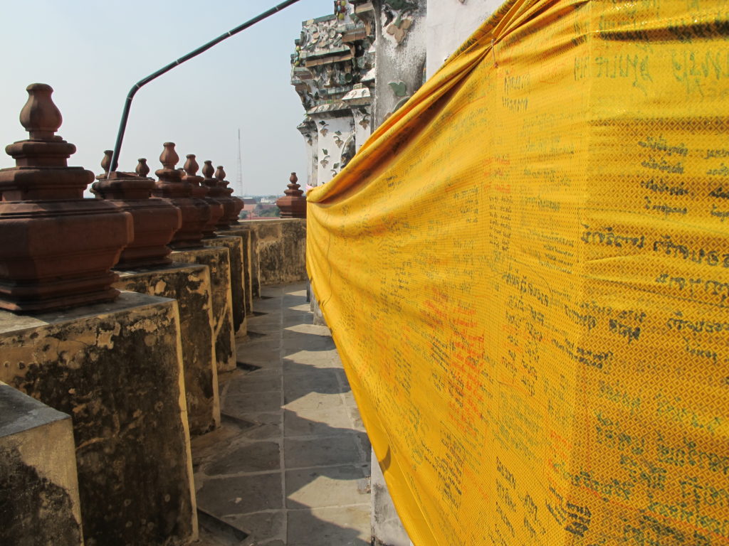 Parcours de prière au sein du Wat Arun. Un tissu jaune recouvre les murs