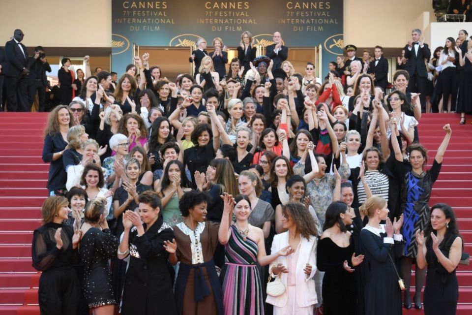 Thierry Frémeaux et Pierre Lescure ont invité 82 femmes travaillant dans le cinéma à monter sur les marches du palais de Cannes et à poser ensemble : pure hypocrisie. Le festival sélectionne toujours aussi peu de femmes en compétition...